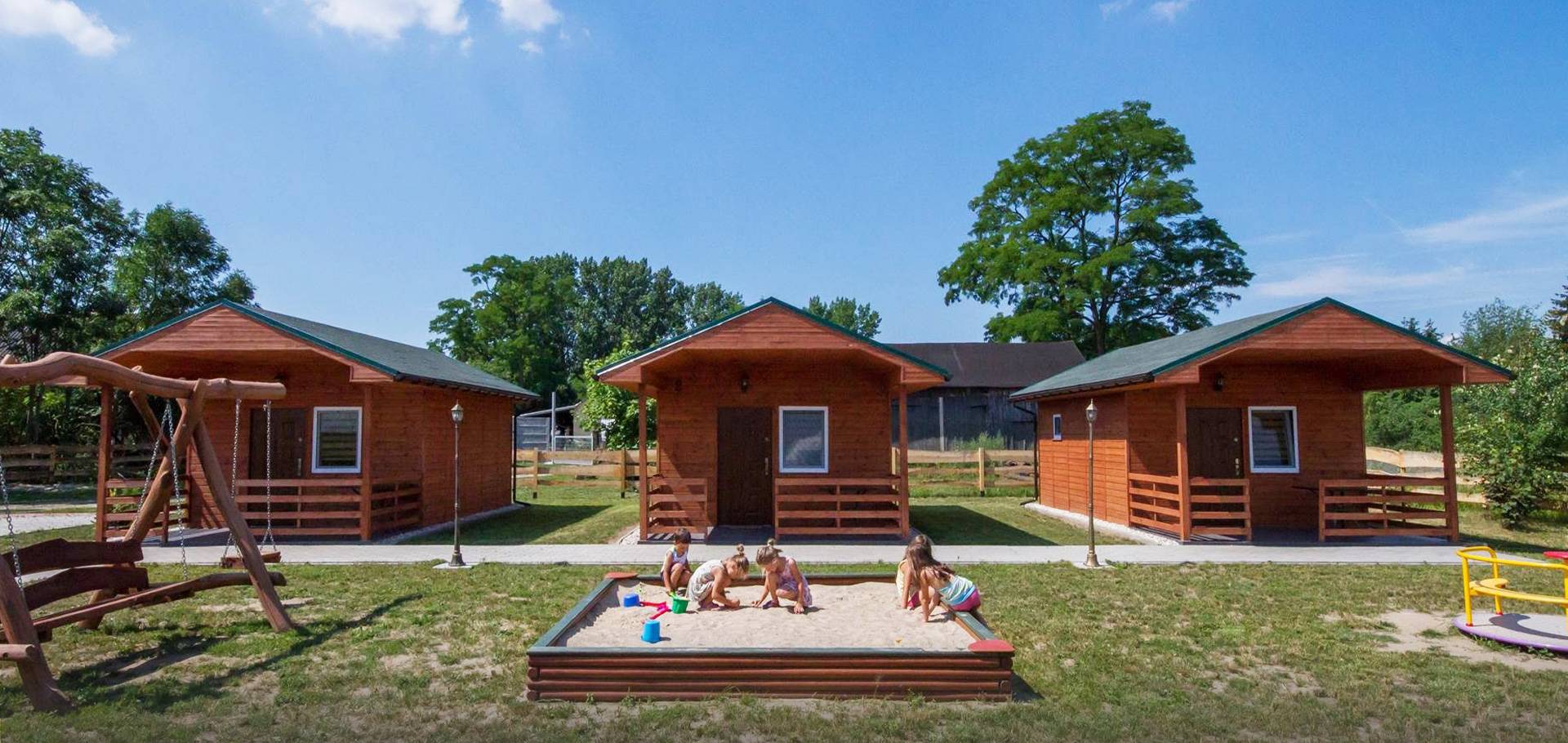 Slajd #3 - dzieci bawiące się w piaskownicy